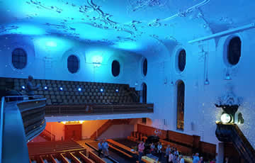 Die Kirche Wädenswil Innen mit Spiegelkugel und blauen LED-Spot's beleuchtet.