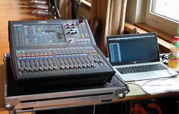 Mein Arbeitsplatz während dem Chränzli in Leimbach mit Digital-Mischpult Yamaha QL1 und Laptop
