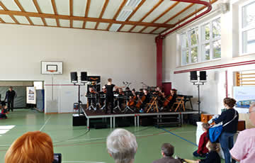 Das Streichensemble der Musikschule Wädenswil-Richterswil wird mit Mikrofonen sowie K + F Lautsprechern übertragen